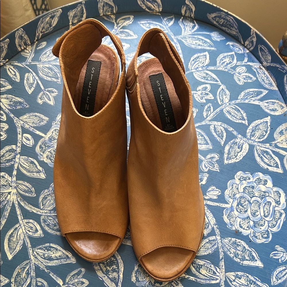Seven7 Women's Brown Peep-Toe Mules